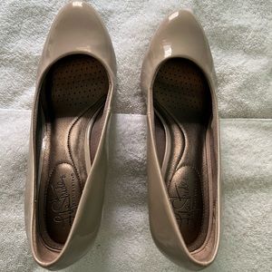 Life stride tan heels size 7 1/2 medium 2 inch heel height